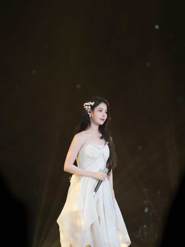 Penampilan IU di konser 2024 IU HEREH World Tour Concert In Jakarta. Konser ini digelar selama dua hari di ICE BSD pada 27-28 April 2024.