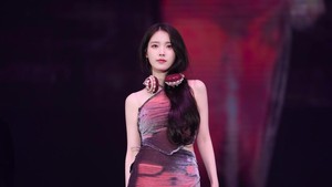Di sini dia terlihat sangat karismatik. Semua warna sepertinya cocok dipakai IU ya? (Foto: dok. EDAM Entertainment/CK Star Entertainment)