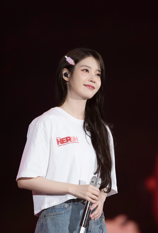 Penampilan IU di konser 2024 IU HEREH World Tour Concert In Jakarta. Konser ini digelar selama dua hari di ICE BSD pada 27-28 April 2024.