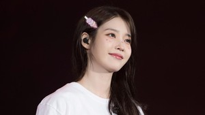 Bahkan dengan t-shirt simple aja, IU tetep bikin meleleh UAENA. (Foto: dok. EDAM Entertainment/CK Star Entertainment)