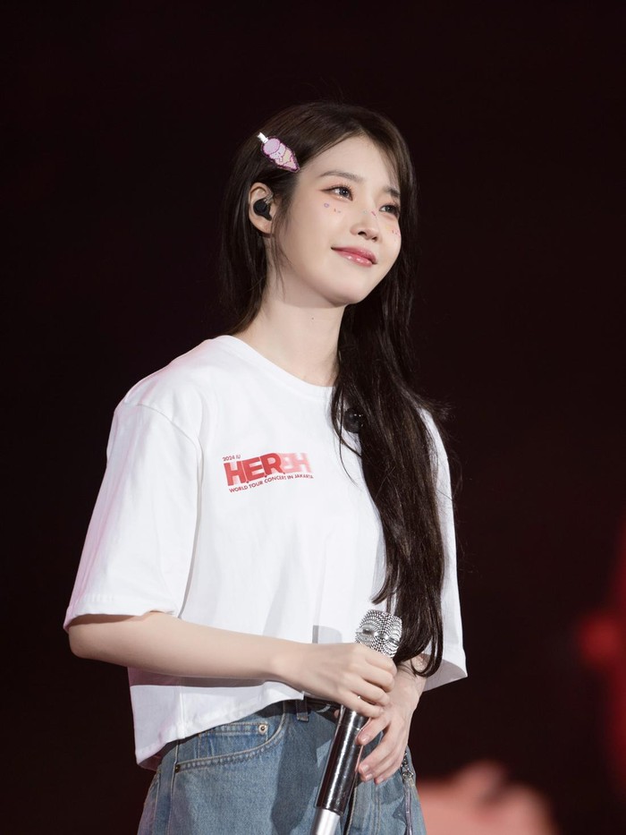 Penampilan IU di konser 2024 IU HEREH World Tour Concert In Jakarta. Konser ini digelar selama dua hari di ICE BSD pada 27-28 April 2024.