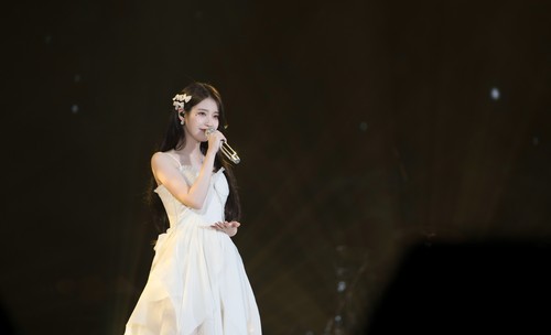 Penampilan IU di konser 2024 IU HEREH World Tour Concert In Jakarta. Konser ini digelar selama dua hari di ICE BSD pada 27-28 April 2024.
