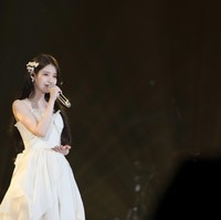 IU menjadi satu-satunya solois di daftar Power YouTubers 2024 versi Forbes Korea. Dengan pendapatan 22 miliar won per tahun atau sekitar Rp 248 miliar. Pemilik nama asli Lee Ji Eun ini sering mengundang artis lain menyanyi bersama di konten IU’s Palette. Foto: dok. EDAM Entertainment/CK Star Entertainment