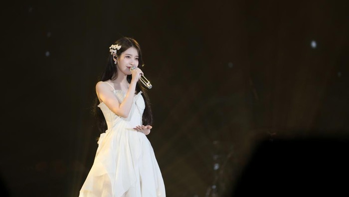 Penampilan IU di konser 2024 IU HEREH World Tour Concert In Jakarta. Konser ini digelar selama dua hari di ICE BSD pada 27-28 April 2024.