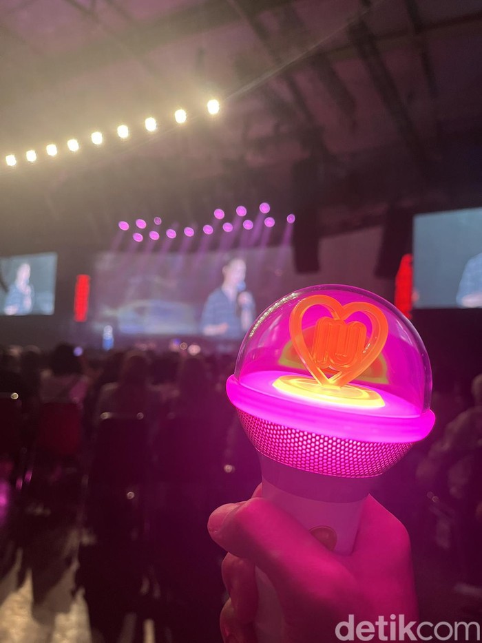 Penyanyi Korea Selatan IU menggelar konser bertajuk 2024 IU HEREH World Tour Concert In Jakarta. Konser digelar dua hari pada 27-28 April 2024. Foto ini diambil di konser hari kedua.