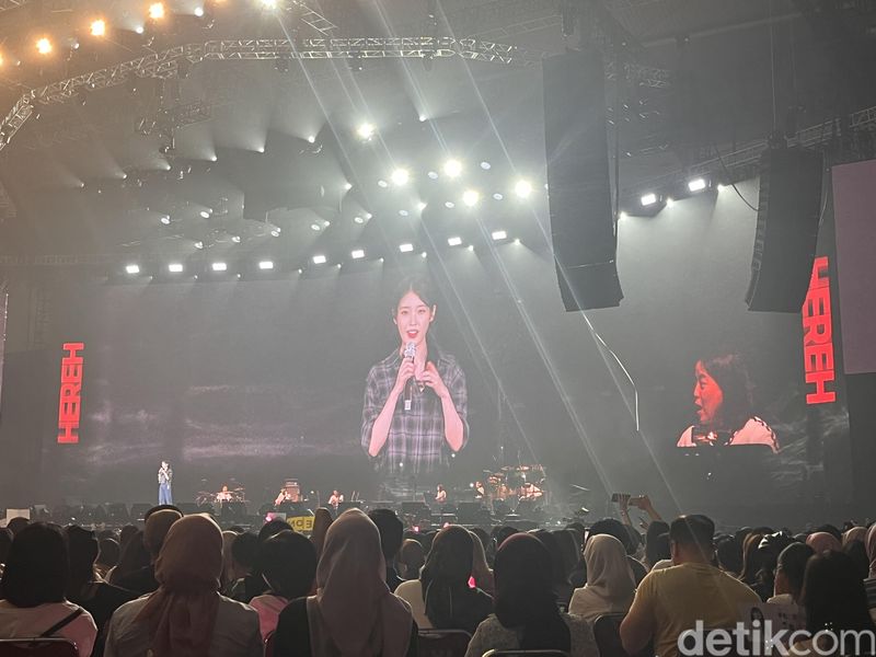 Penyanyi Korea Selatan IU menggelar konser bertajuk 2024 IU HEREH World Tour Concert In Jakarta. Konser digelar dua hari pada 27-28 April 2024. Foto ini diambil di konser hari kedua.
