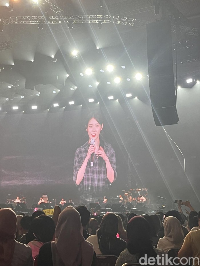 2024 IU HEREH World Tour Concert In Jakarta Day 2, Penyanyi Korea Selatan IU menggelar konser bertajuk 2024 IU HEREH World Tour Concert In Jakarta. Konser digelar dua hari pada 27-28 April 2024. Foto ini diambil di konser hari kedua.