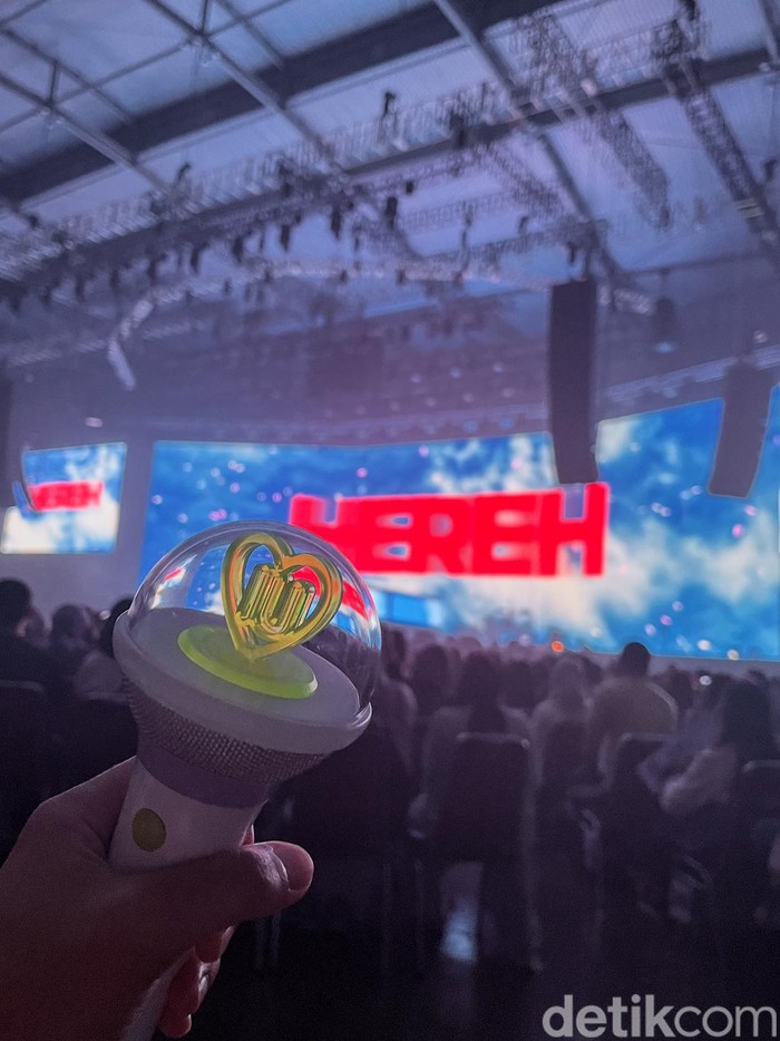 2024 IU HEREH World Tour Concert In Jakarta Day 2, Penyanyi Korea Selatan IU menggelar konser bertajuk 2024 IU HEREH World Tour Concert In Jakarta. Konser digelar dua hari pada 27-28 April 2024. Foto ini diambil di konser hari kedua.