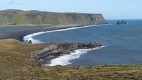 Posisi ke-4 ada Pantai Reynisfjara di Islandia. Pantai ini memiliki ciri khas kolom basal heksagonal yang memuakau serta formasi batuan besar yang muncul di laut. Marli Miller/UCG/Universal Images Group via Getty Images