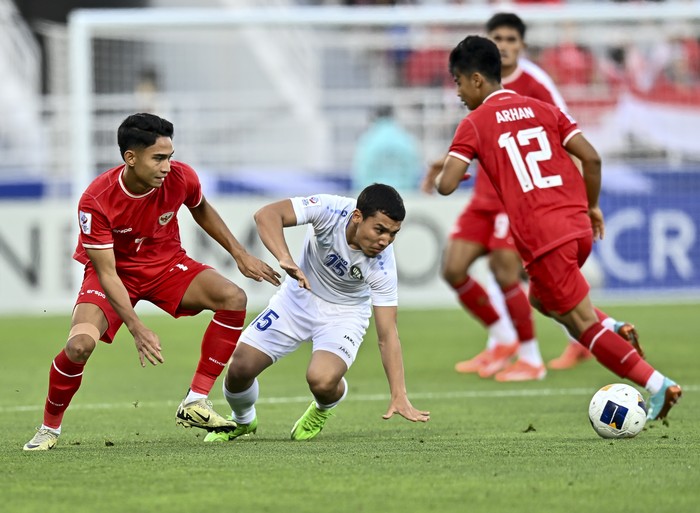 Abdurauf Buriev (L) of Uzbekistan   is battling for the ball with Marcelino Ferdinan of Indonesia during the AFC U23 Asian Cup Qatar 2024 Semi Final match between Indonesia and Uzbekistan at Abdullah Bin Khalifa Stadium in Doha, Qatar, on April 29, 2024. 



 (Photo by Noushad Thekkayil/NurPhoto via Getty Images)