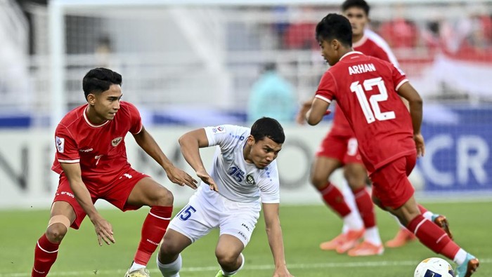 Abdurauf Buriev (L) of Uzbekistan   is battling for the ball with Marcelino Ferdinan of Indonesia during the AFC U23 Asian Cup Qatar 2024 Semi Final match between Indonesia and Uzbekistan at Abdullah Bin Khalifa Stadium in Doha, Qatar, on April 29, 2024. 



 (Photo by Noushad Thekkayil/NurPhoto via Getty Images)