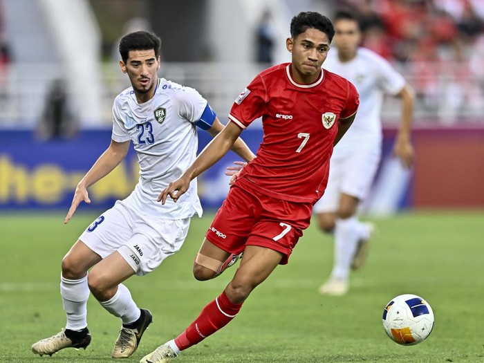 Abdurauf Buriev (L) of Uzbekistan   is battling for the ball with Marcelino Ferdinan of Indonesia during the AFC U23 Asian Cup Qatar 2024 Semi Final match between Indonesia and Uzbekistan at Abdullah Bin Khalifa Stadium in Doha, Qatar, on April 29, 2024. 



 (Photo by Noushad Thekkayil/NurPhoto via Getty Images)