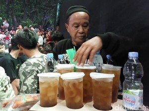Cuan dari Minuman dan Tikar Saat Nobar Timnas di Siliwangi Cirebon
