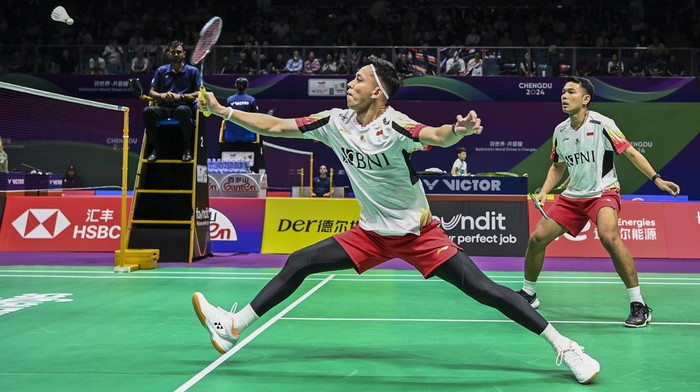 Aksi Fajar/Rian di Kualifikasi Thomas Cup 2024, Kalah Lawan Thailand Pebulu tangkis ganda putra Indonesia Muhammad Rian Ardianto (kedua kiri) dan Fajar Alvian (kedua kanan) berusaha mengembalikan kok ke arah lawannya pebulu tangkis ganda putra Thailand Peeratchai Sukphun dan Pakkapon Teeraratsakul dalam babak kualifikasi grup Piala Thomas 2024 di Chengdu Hi Tech Zone Sports Center Gymnasium, Chengdu, China, Senin (29/4/2024). Pasangan Fajar/Rian kalah dalam tiga gim 19-21, 21-14, 11-21, dan kedudukan sementara Indonesia lawan Thailand 1-1. ANTARA FOTO/Galih Pradipta/aww.