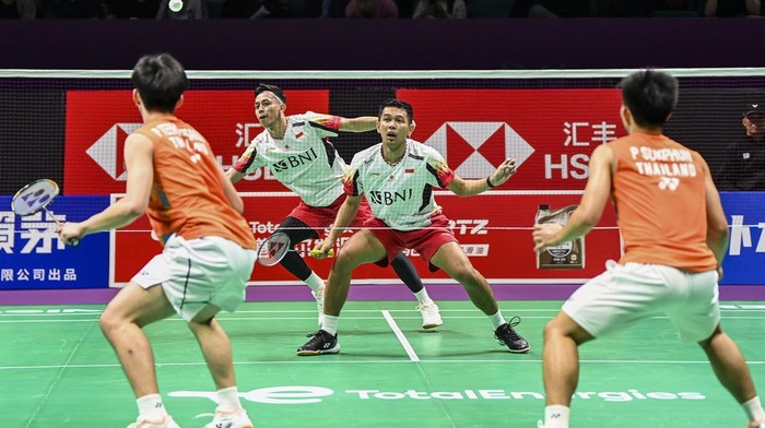 Pebulu tangkis ganda putra Indonesia Muhammad Rian Ardianto (kedua kiri) dan Fajar Alvian (kedua kanan) berusaha mengembalikan kok ke arah lawannya pebulu tangkis ganda putra Thailand Peeratchai Sukphun dan Pakkapon Teeraratsakul dalam babak kualifikasi grup Piala Thomas 2024 di Chengdu Hi Tech Zone Sports Center Gymnasium, Chengdu, China, Senin (29/4/2024). Pasangan Fajar/Rian kalah dalam tiga gim 19-21, 21-14, 11-21, dan kedudukan sementara Indonesia lawan Thailand 1-1.  ANTARA FOTO/Galih Pradipta/aww.