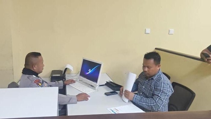 Anggota Bawaslu Maluku Daim Baco Rahawarin saat melapor ke Polda Maluku.