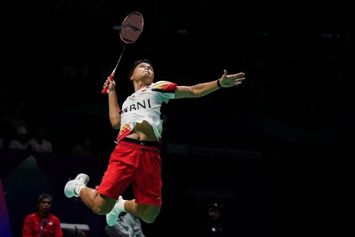 CHENGDU, CHINA - APRIL 29: Anthony Sinisuka Ginting of Indonesia competes in the Mens Singles Round Robin match against Panitchaphon Teeraratsakul of Thailand during day three of the Thomas & Uber Cup Finals 2024 at Chengdu High-tech Sports Centre on April 29, 2024 in Chengdu, China.  (Photo by Shi Tang/Getty Images)