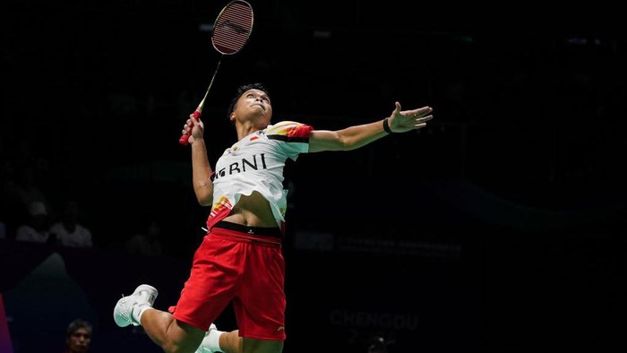 CHENGDU, CHINA - APRIL 29: Anthony Sinisuka Ginting of Indonesia competes in the Mens Singles Round Robin match against Panitchaphon Teeraratsakul of Thailand during day three of the Thomas & Uber Cup Finals 2024 at Chengdu High-tech Sports Centre on April 29, 2024 in Chengdu, China.  (Photo by Shi Tang/Getty Images)