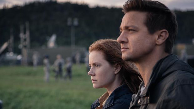 (L-R) Amy Adams as Louise Banks and Jeremy Renner as Ian Donnelly in ARRIVAL by Paramount Pictures