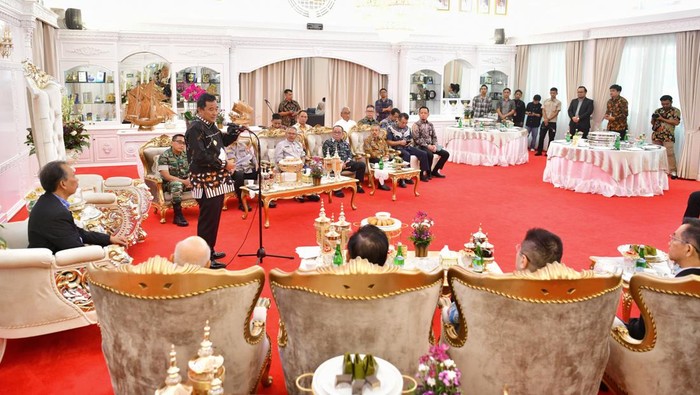 Pj Gubernur Sulsel Bahtiah Baharuddin saat memberi sambutan di hadapan para investor.