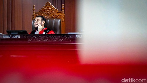 Sidang sengketa Pileg 2024 di MK dibagi menjadi 3 panel, Senin (29/4/2024). Hakim Anwar Usman turut mengadili sengketa Pileg bersama Arief Hidayat dan Enny Nurbaningsih.