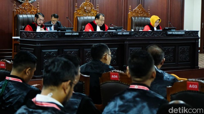 Bareng Arief Hidayat-Enny, Anwar Usman Ikut Adili Sengketa Pileg di MK Sidang sengketa Pileg 2024 di MK dibagi menjadi 3 panel, Senin (29/4/2024). Hakim Anwar Usman turut mengadili sengketa Pileg bersama Arief Hidayat dan Enny Nurbaningsih.