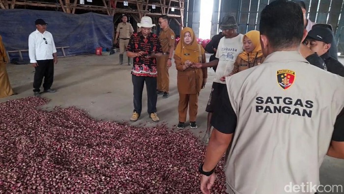 Satgas Pangan Mabes Polri saat mengecek gudang bawang merah di Kecamatan Larangan, Brebes, Senin (29/4/2024).