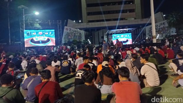 Begini suasana nobar Tim Nasional Indonesia U23 bertanding melawan Uzbekistan dalam semifinal AFC Cup U-23 di Wisma Kemenpora. (Taufiq S/detikcom)