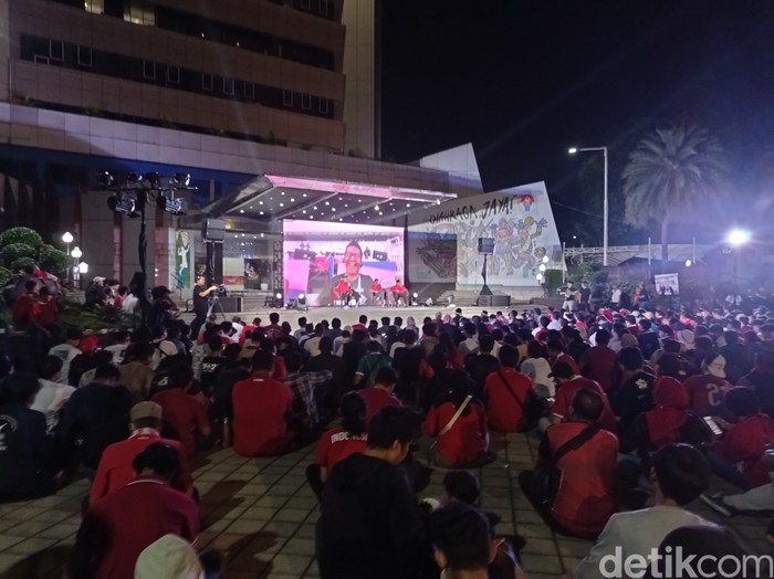 Begini suasana nobar Tim Nasional Indonesia U23 bertanding melawan Uzbekistan dalam semifinal AFC Cup U-23 di Wisma Kemenpora. (Taufiq S/detikcom)
