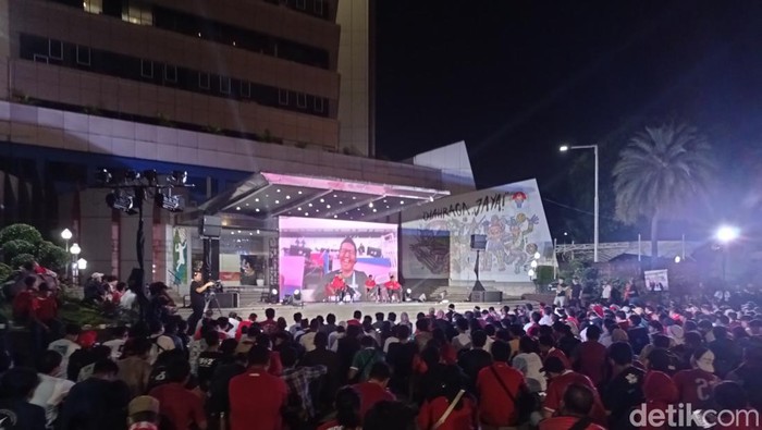 Begini suasana nobar Tim Nasional Indonesia U23 bertanding melawan Uzbekistan dalam semifinal AFC Cup U-23 di Wisma Kemenpora. (Taufiq S/detikcom)