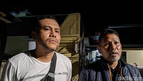 Branch Collection Head PT Sinarmas Multifinance Cabang Selong, Lombok Timur ditemani Branch Collection Head PT LNI Cabang Mataram Abdul Mirad Daeng Mabella di depan Mapolresta Mataram, Minggu malam (28/4/2024). (Ahmad Viqi/detikBali)