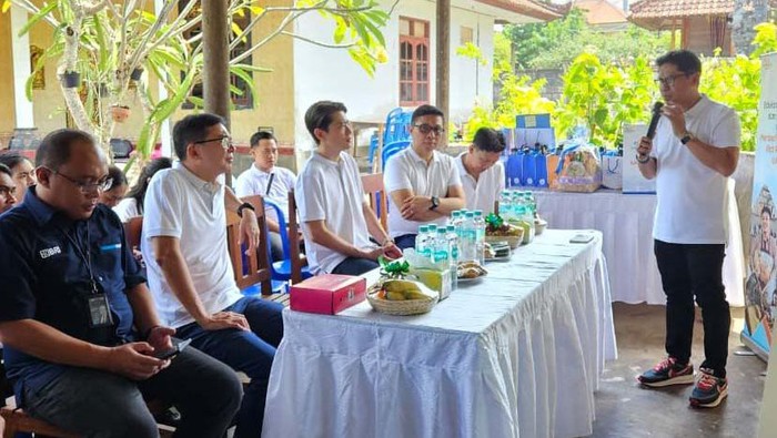 BRI Life memberikan bantuan kapada Sentra Pengelola Rumput Laut anggota UMKM Poklahsar Merta Nadi, Kuta Selatan, Bali. Bantuan yang diberikan berupa alat produksi.
