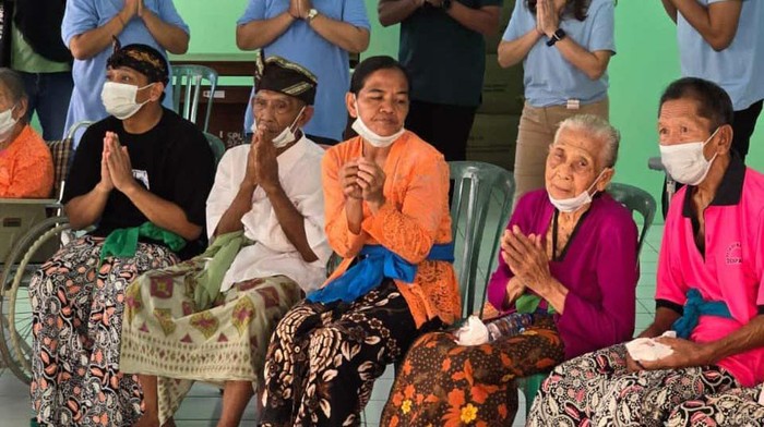 BRI Life Berikan Bantuan Sentra Pengelola Rumput Laut di Bali BRI Life memberikan bantuan kapada Sentra Pengelola Rumput Laut anggota UMKM Poklahsar Merta Nadi, Kuta Selatan, Bali. Bantuan yang diberikan berupa alat produksi.