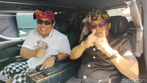 Bupati Badung Giri Prasta bersama Bupati Tabanan Komang Gede Sanjaya satu mobil seusai acara penyerahan hibah BKK Pemkab Badung di Tabanan, Senin (29/4/2024). (Foto: Agus Eka/detikBali)