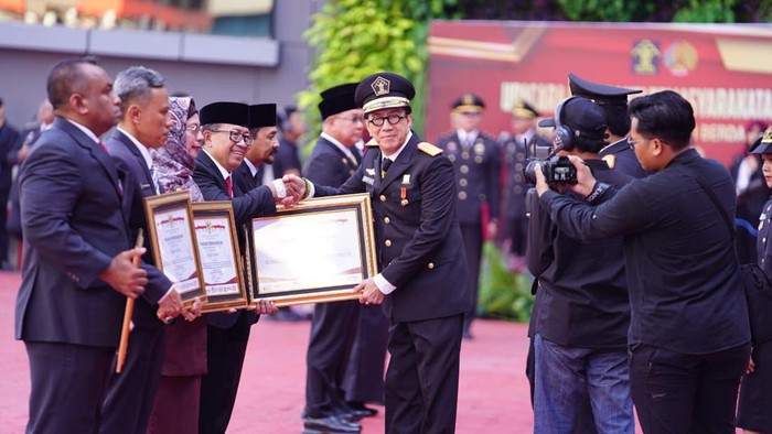 Bupati Cianjur Herman Suherman terima penghargaan dari kemenkumham