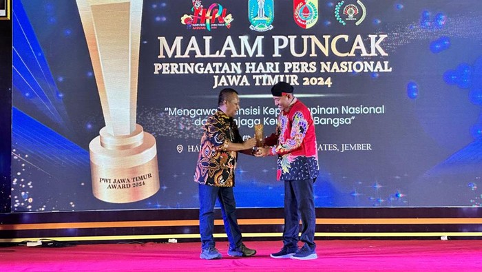 Bupati Sumenep Achmad Fauzi saat menerima penghargaan dari PWI Jatim