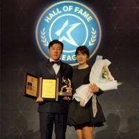 Mendampingi suami di acara penghargaan, Cha Young Joo bergaya elegan mengenakan mini dress hitam dengan aksesori kalung mutiara. Foto: Instagram/@cha_youngjoo