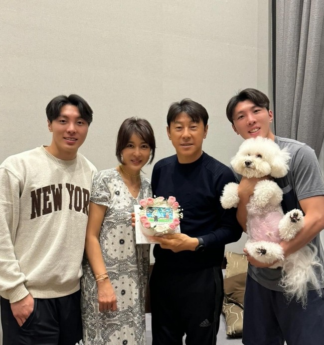 Memiliki dua putra yang sudah dewasa, Cha Young Joo kerap dipuji karena penampilannya yang selalu stylish dan terlihat awet muda. Foto: Instagram/@cha_youngjoo