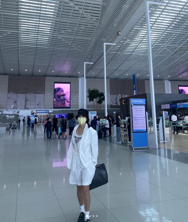 Sesekali ia juga tampil casual, misalnya saja ketika di bandara, Cha Young Joo tampak mengenakan setelan blazer dan celana pendek dipadu dalaman tank top. Bucket hat dan sepatu loafers melengkapi gayanya. Foto: Instagram/@cha_youngjoo