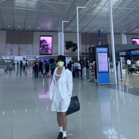 Sesekali ia juga tampil casual, misalnya saja ketika di bandara, Cha Young Joo tampak mengenakan setelan blazer dan celana pendek dipadu dalaman tank top. Bucket hat dan sepatu loafers melengkapi gayanya. Foto: Instagram/@cha_youngjoo