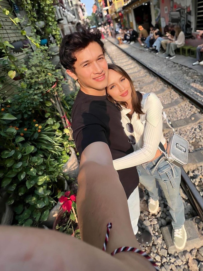 Cinta Laura dan kekasih hatinya.