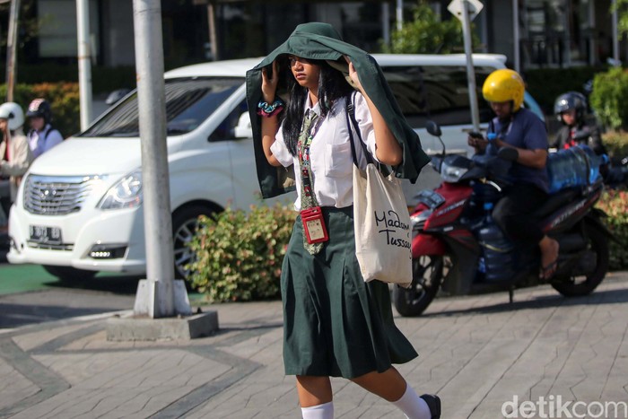 Hari ini cuaca cukup panas melanda Jakarta dan sekitarnya. Menurut BMKG, hal itu disebabkan posisi semu matahari pada April 2024 yang berada dekat Khatulistiwa.
