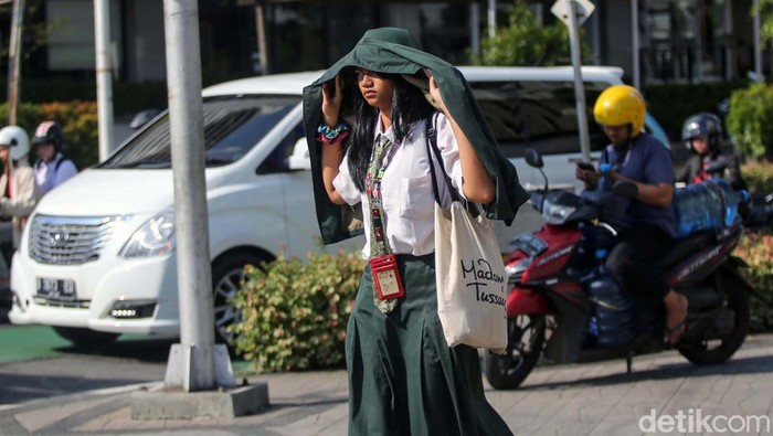 Hari ini cuaca cukup panas melanda Jakarta dan sekitarnya. Menurut BMKG, hal itu disebabkan posisi semu matahari pada April 2024 yang berada dekat Khatulistiwa.