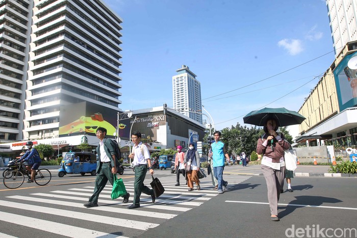 Hari ini cuaca cukup panas melanda Jakarta dan sekitarnya. Menurut BMKG, hal itu disebabkan posisi semu matahari pada April 2024 yang berada dekat Khatulistiwa.