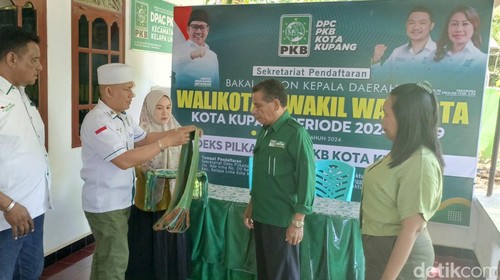 Daniel Hurek diterima pengurus DPC PKB Kota Kupang saat mendaftar sebagai bakal calon wali kota.
