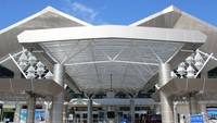Di Manado, Sulawesi Utara, ada Bandara Sam Ratulangi. Bandara ini merupakan pusat dari maskapai Lion Air dan Wings Air untuk bagian timur laut Indonesia dan merupakan salah satu kota fokus Garuda Indonesia dan Citilink. Dok. Wiki