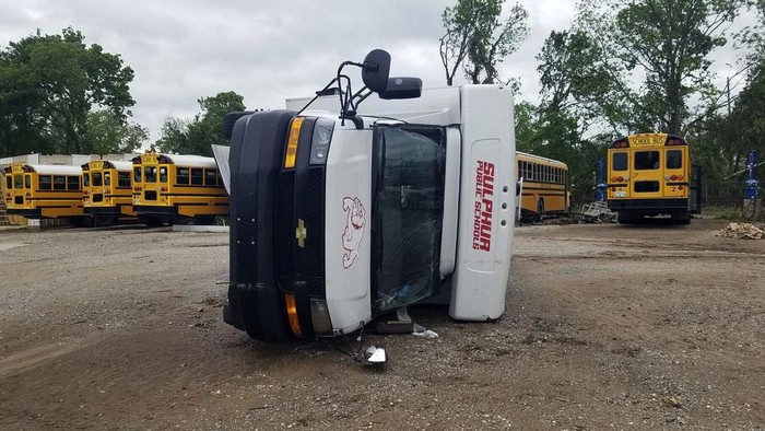 Tornado menerjang wilayah Sulphur, Oklahoma. Selain rumah, sejumlah mobil juga menjadi korban terjangan tornado.