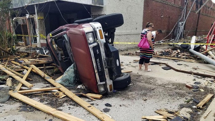 Deretan Mobil yang Jadi Korban Tornado di Oklahoma Tornado menerjang wilayah Sulphur, Oklahoma. Selain rumah, sejumlah mobil juga menjadi korban terjangan tornado.