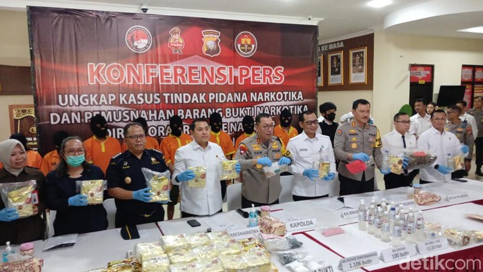 Ditresnarkoba Polda Kepri gagalkan penyelundupan 30 kg Sabu dan 13,2 liter sabu cair jaringan Internasional di Batam.(Alamudin Hamapu/detikSumut)