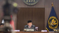 Sidang dipimpin Ketua DKPP Heddy Lugito.